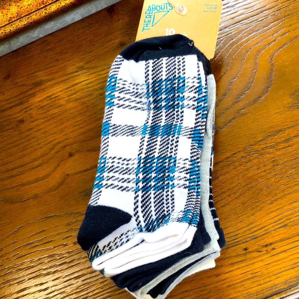 New Boy’s Thereabouts 10 pair low cut socks.  Size L 3-10. Age 5+.